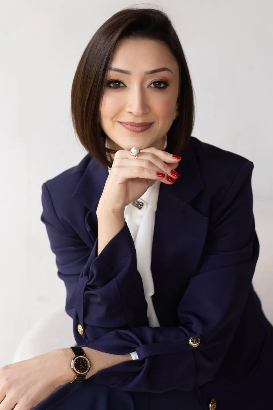 Suelen Lemunha, estrategista em vendas, de blazer azul-marinho