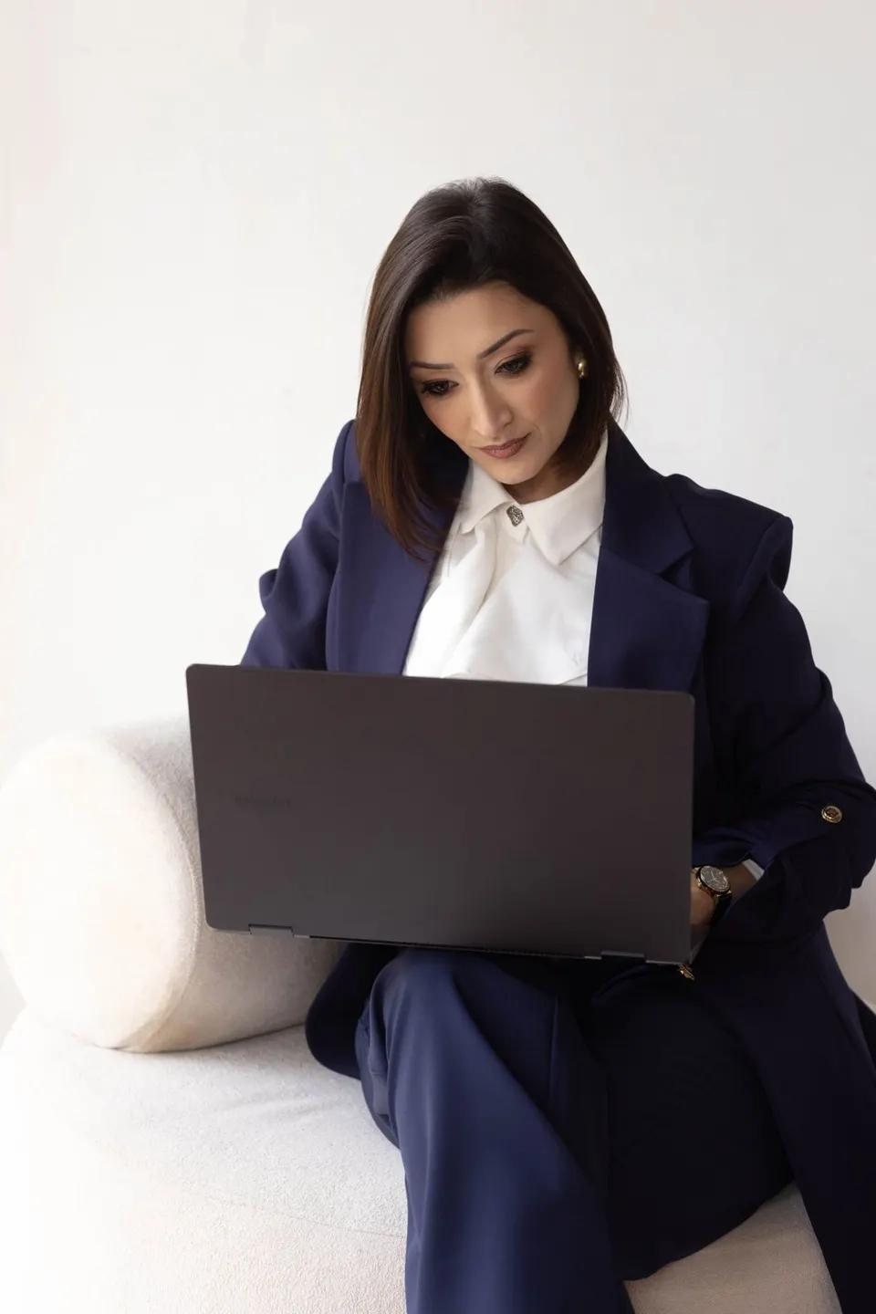 Suelen Lemunha trabalhando no notebook durante uma consultoria comercial